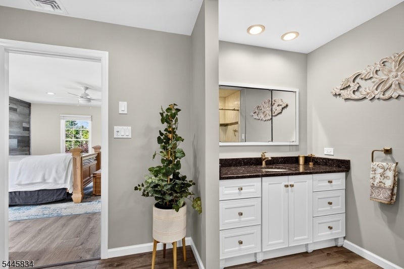 8 Cross Oak Ln