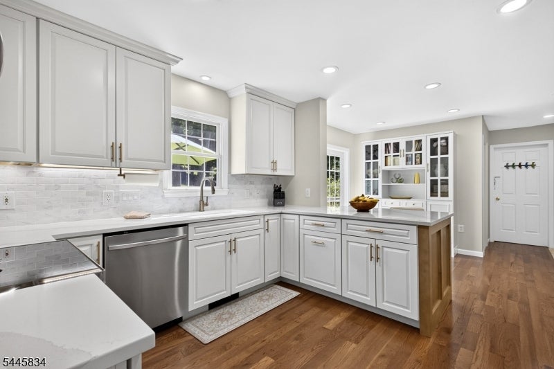 8 Cross Oak Ln