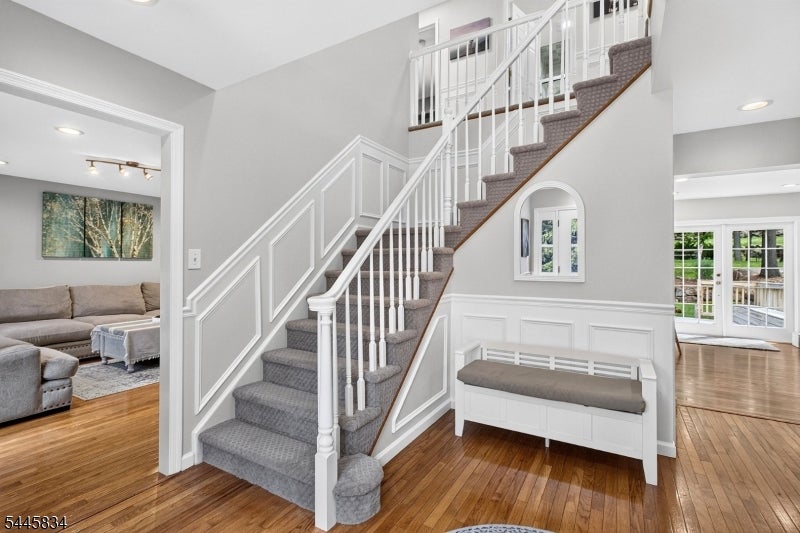 8 Cross Oak Ln