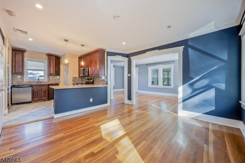 54 Bogert St