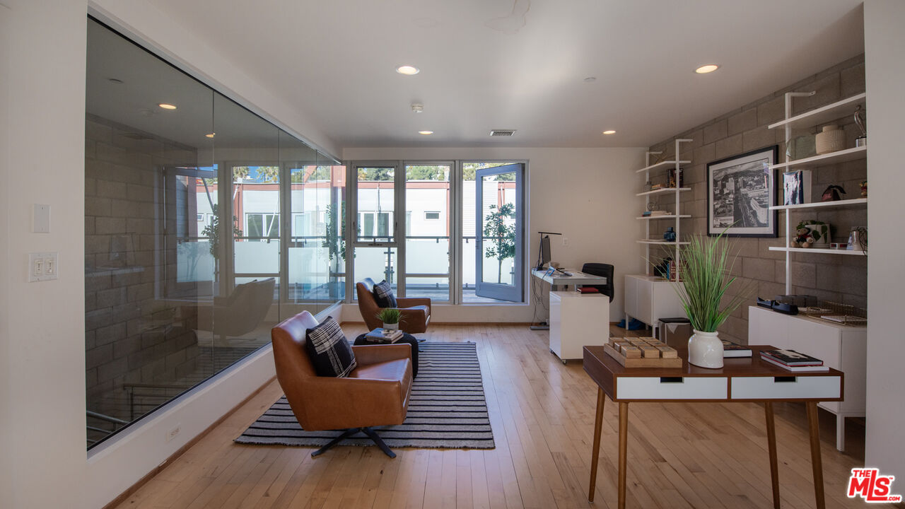 3450 Cahuenga Blvd Unit: 410