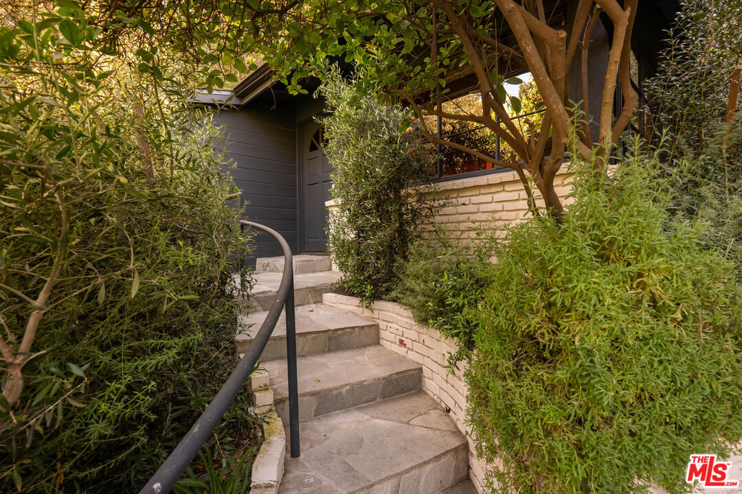 4157 Sunswept Dr