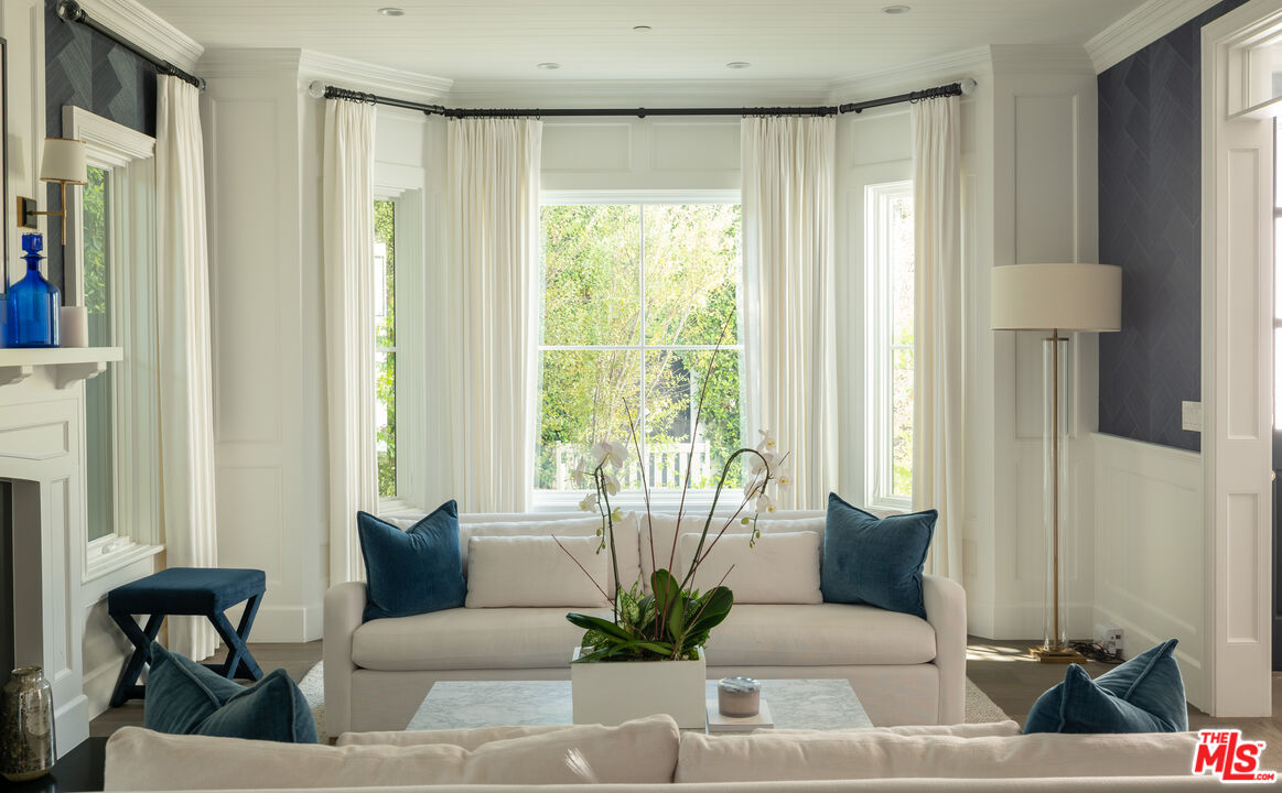 10439 Valley Spring Ln