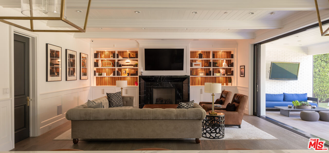 10439 Valley Spring Ln