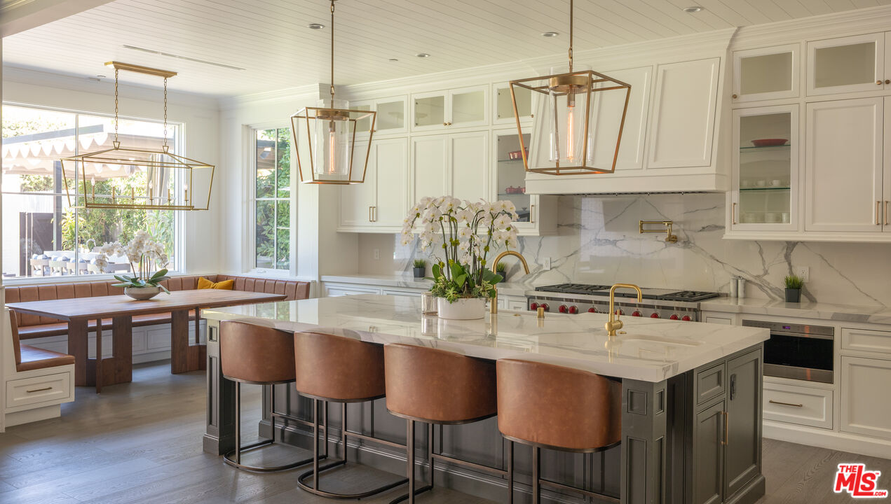 10439 Valley Spring Ln