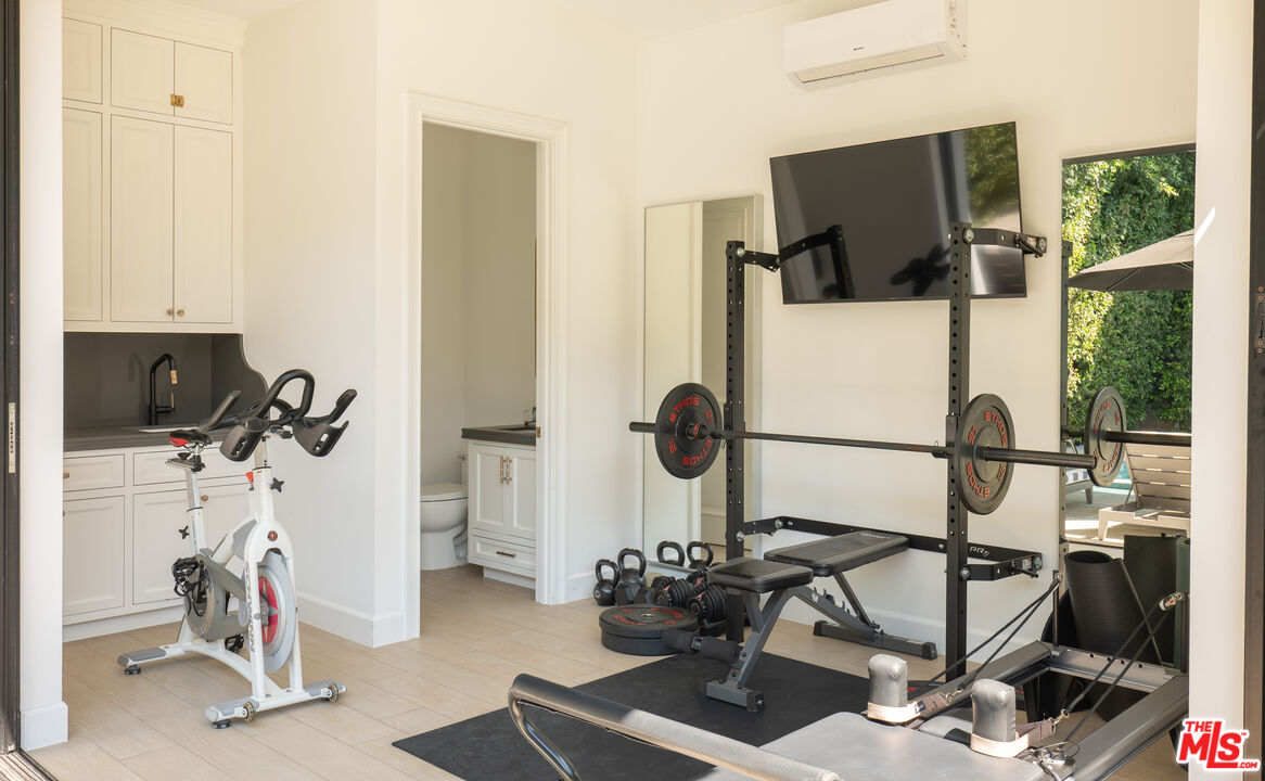 10439 Valley Spring Ln