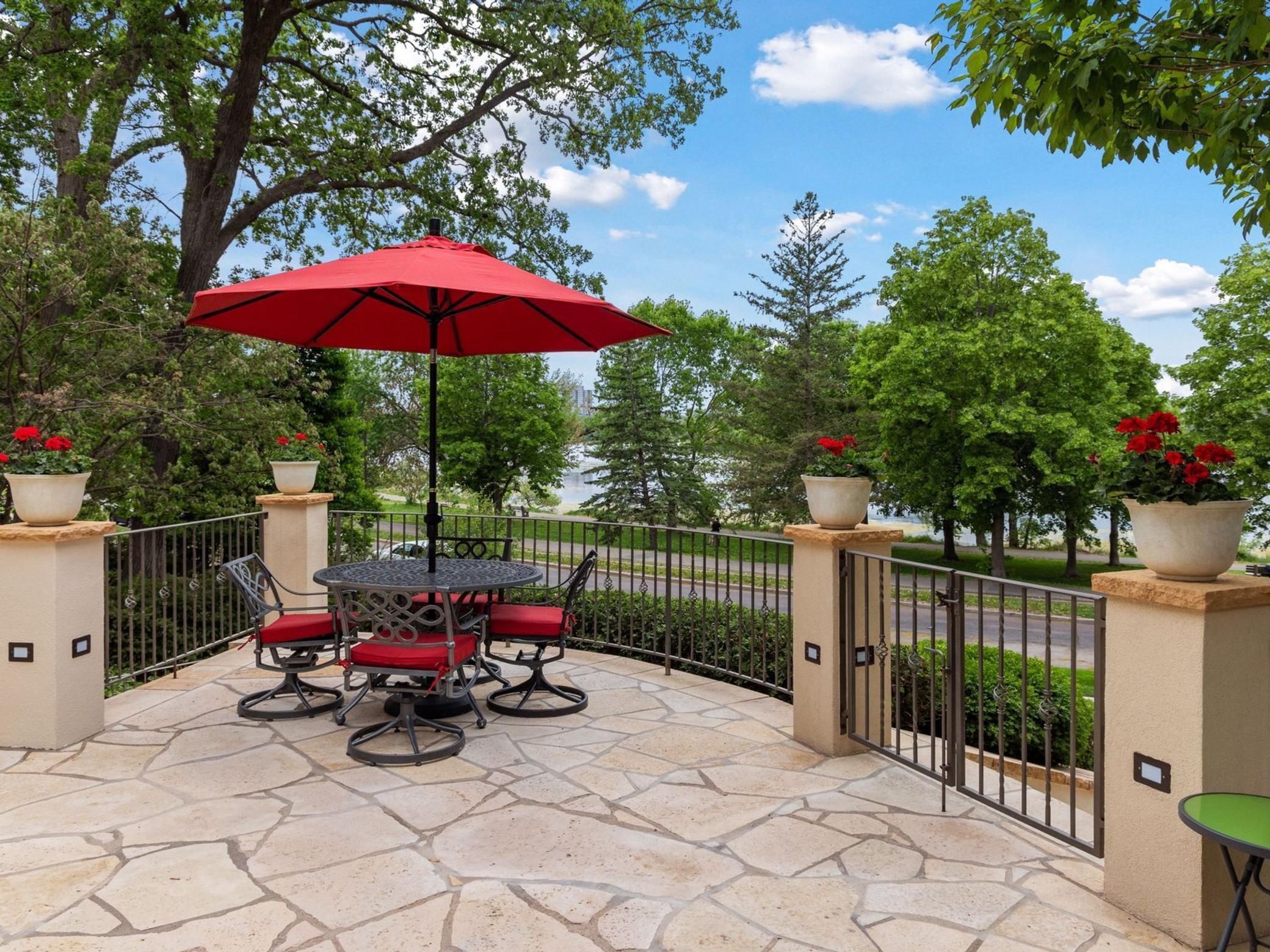 2683 E Lake Of The Isles Parkway