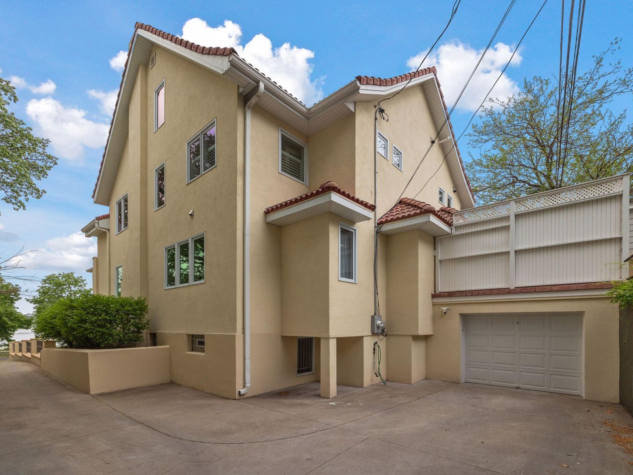 2683 E Lake Of The Isles Parkway