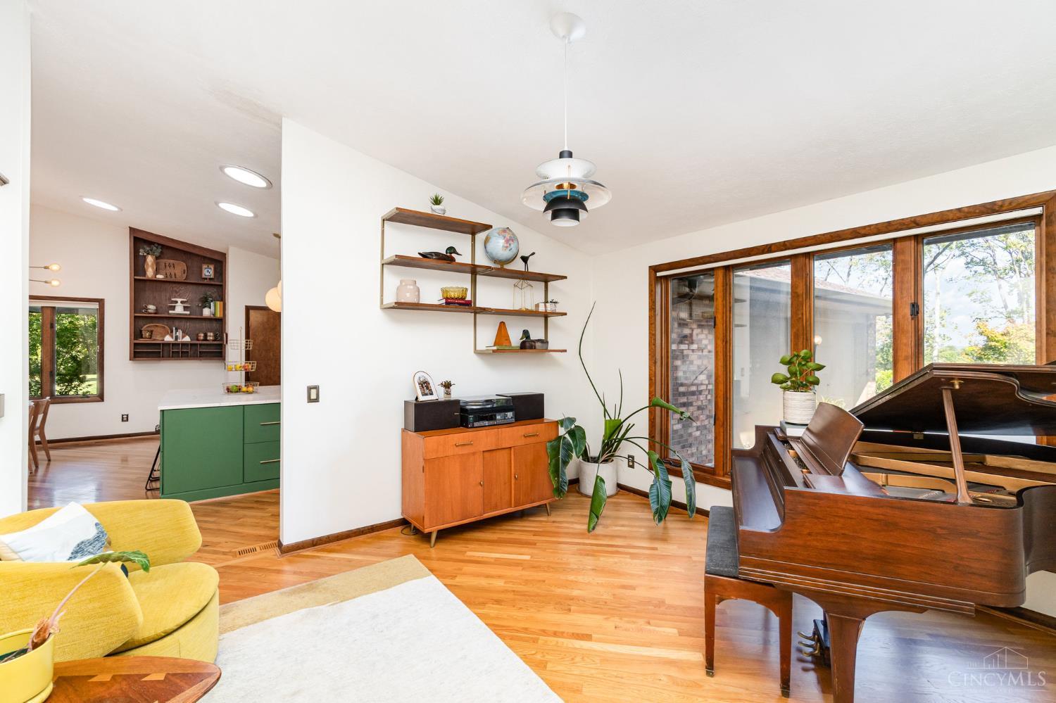 738 Wards Corner