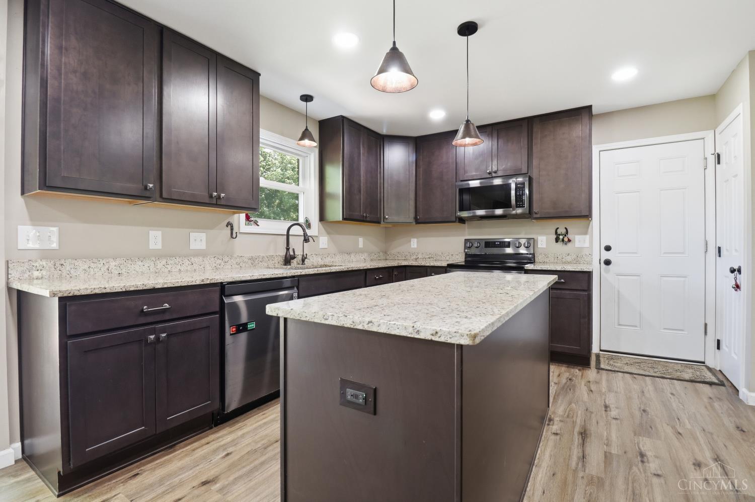 736 Wards Corner