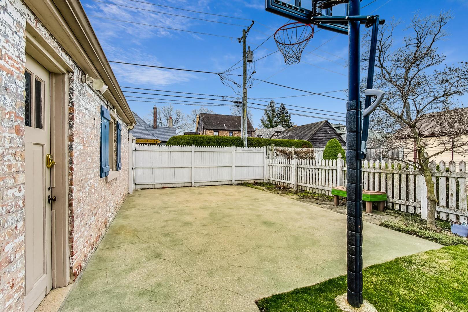 1116 Fair Oaks Avenue