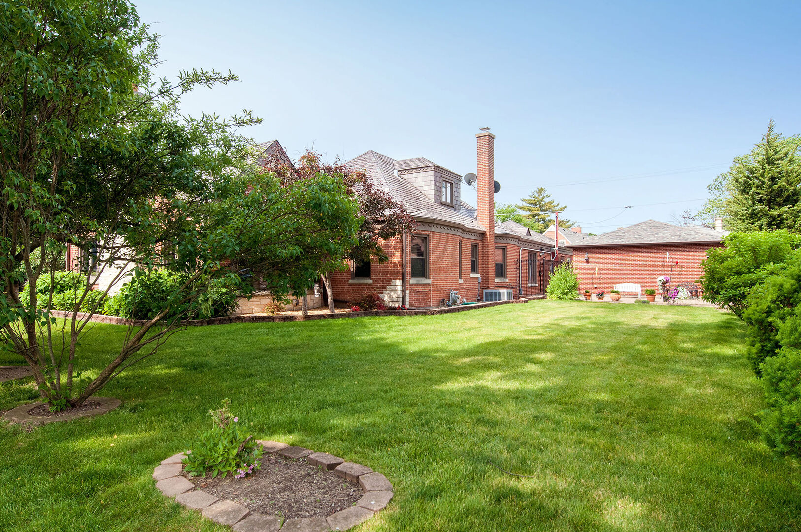 1902 N 77th Court