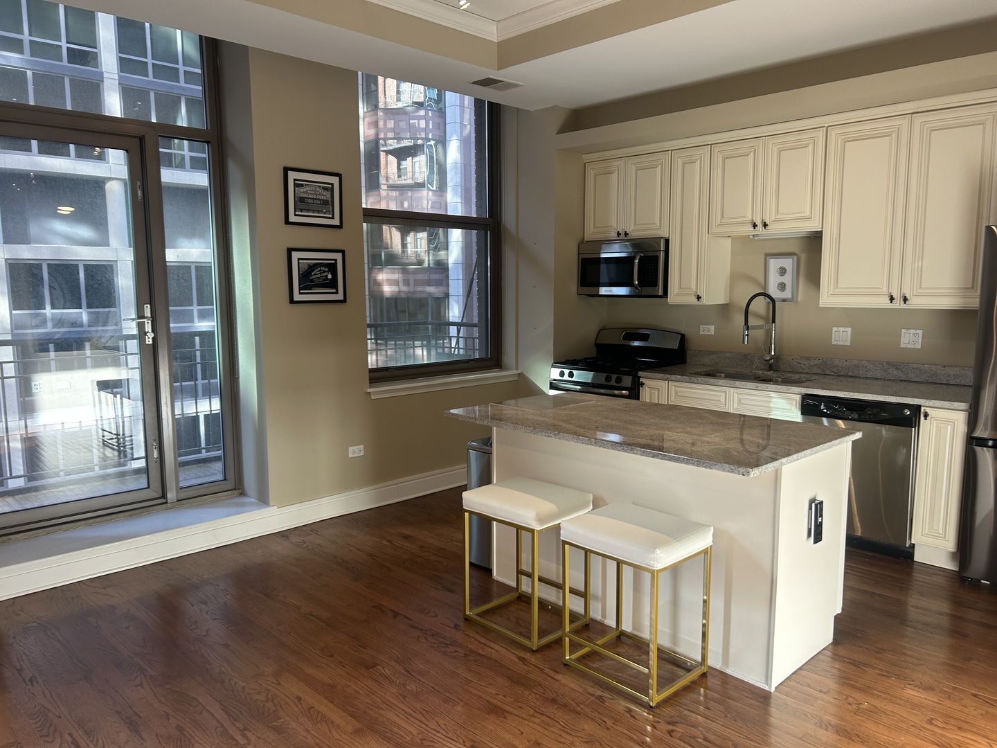 212 W Washington Street Unit: 1002