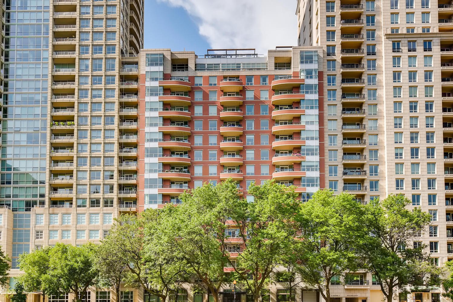270 E Pearson Street Unit: 1402