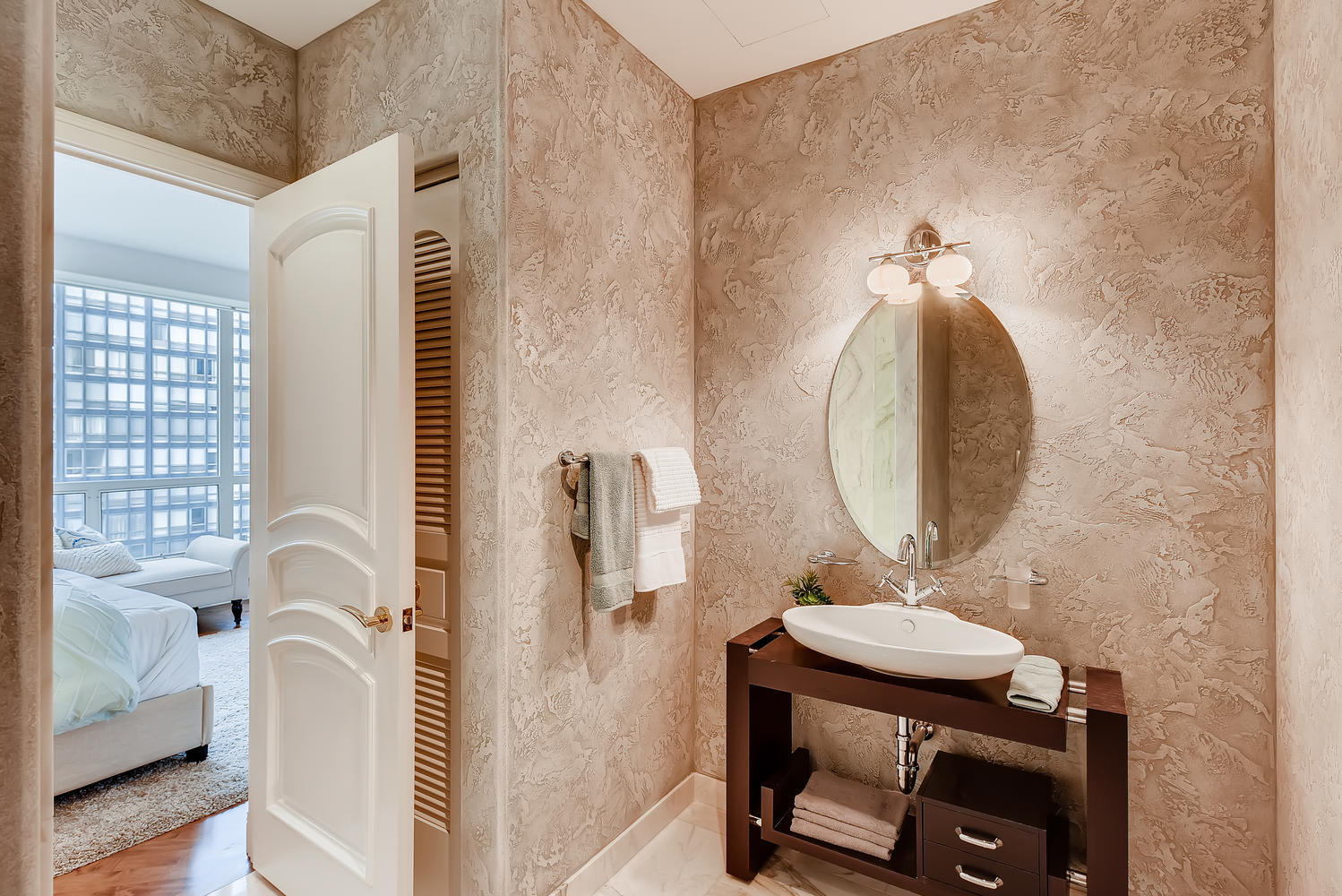 270 E Pearson Street Unit: 1402