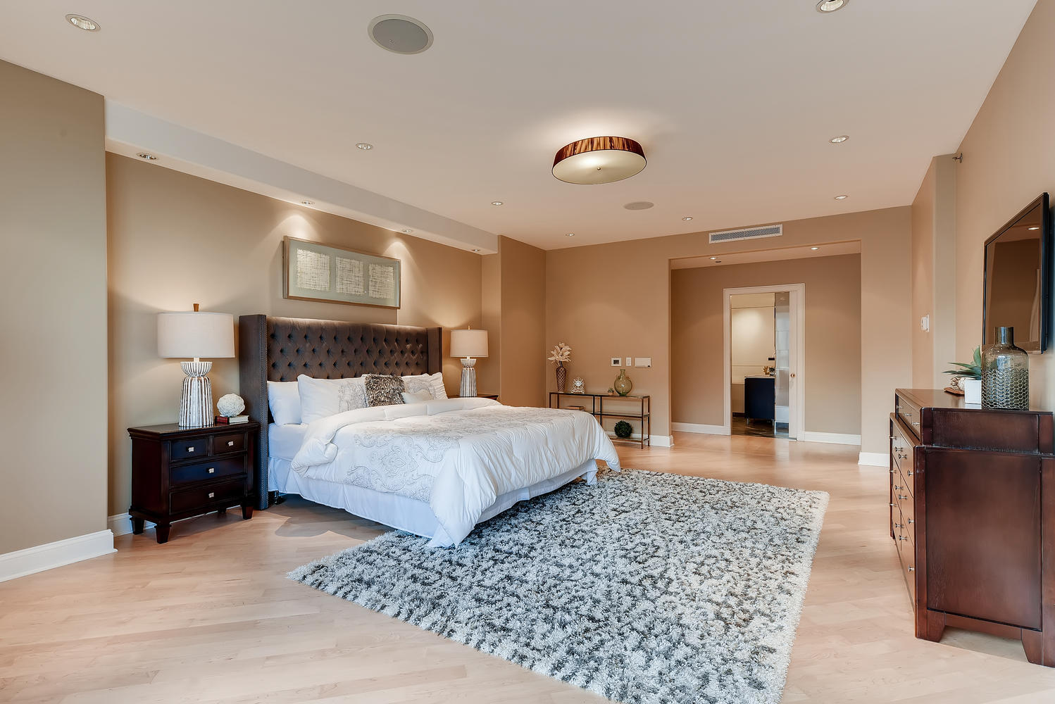 270 E Pearson Street Unit: 1402