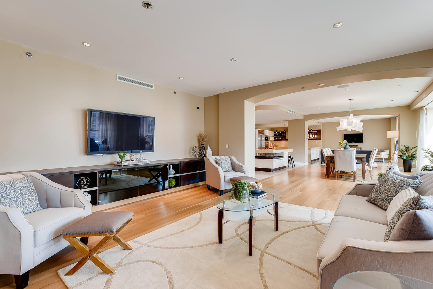 270 E Pearson Street Unit: 1402