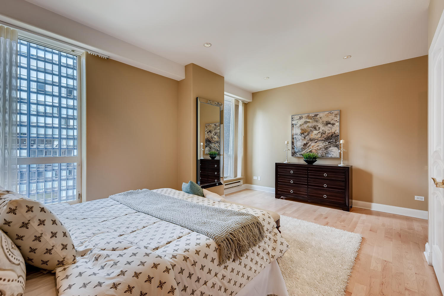 270 E Pearson Street Unit: 1402