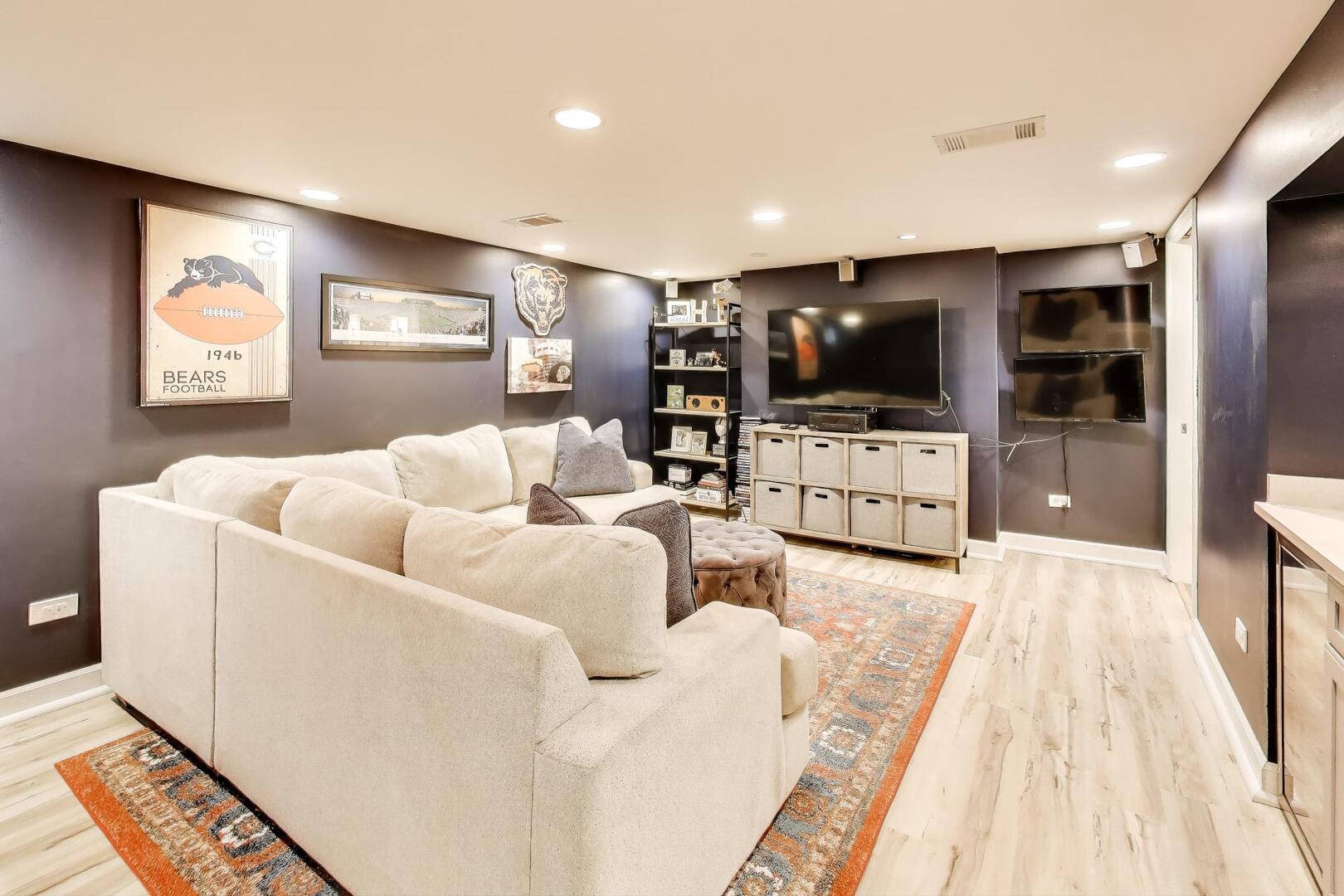 7712 W Dickens Avenue