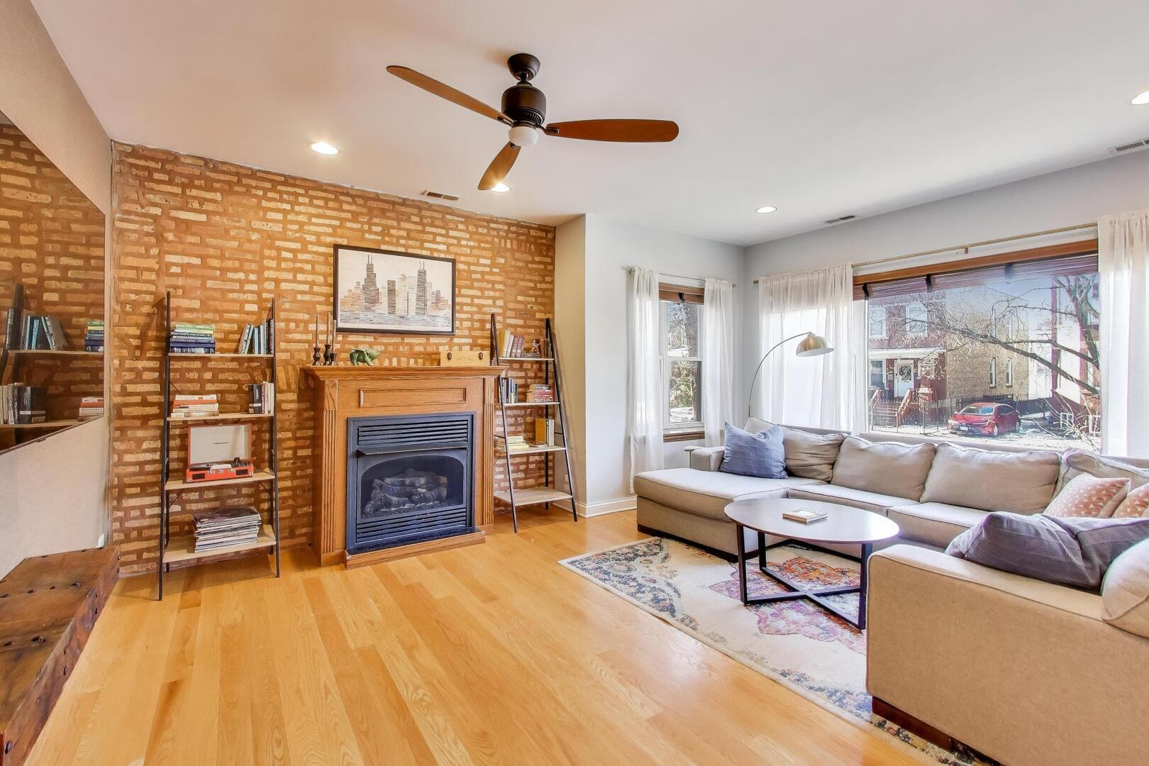 2537 N HAMLIN Avenue Unit: 1S