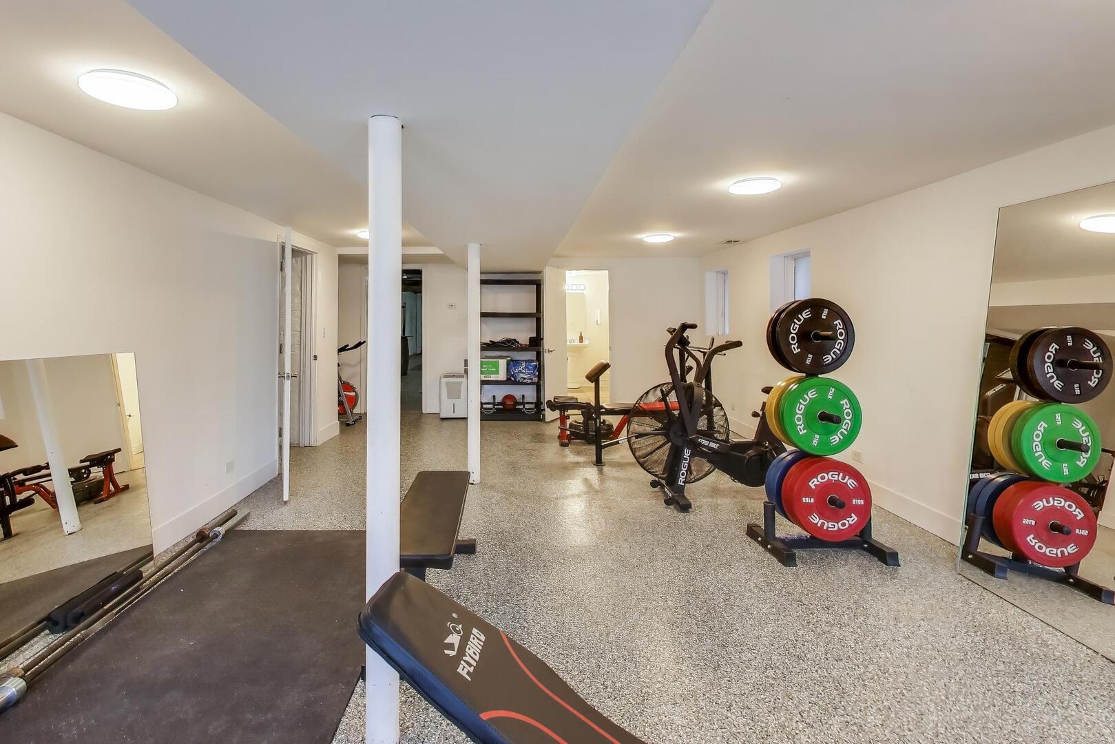 2537 N HAMLIN Avenue Unit: 1S