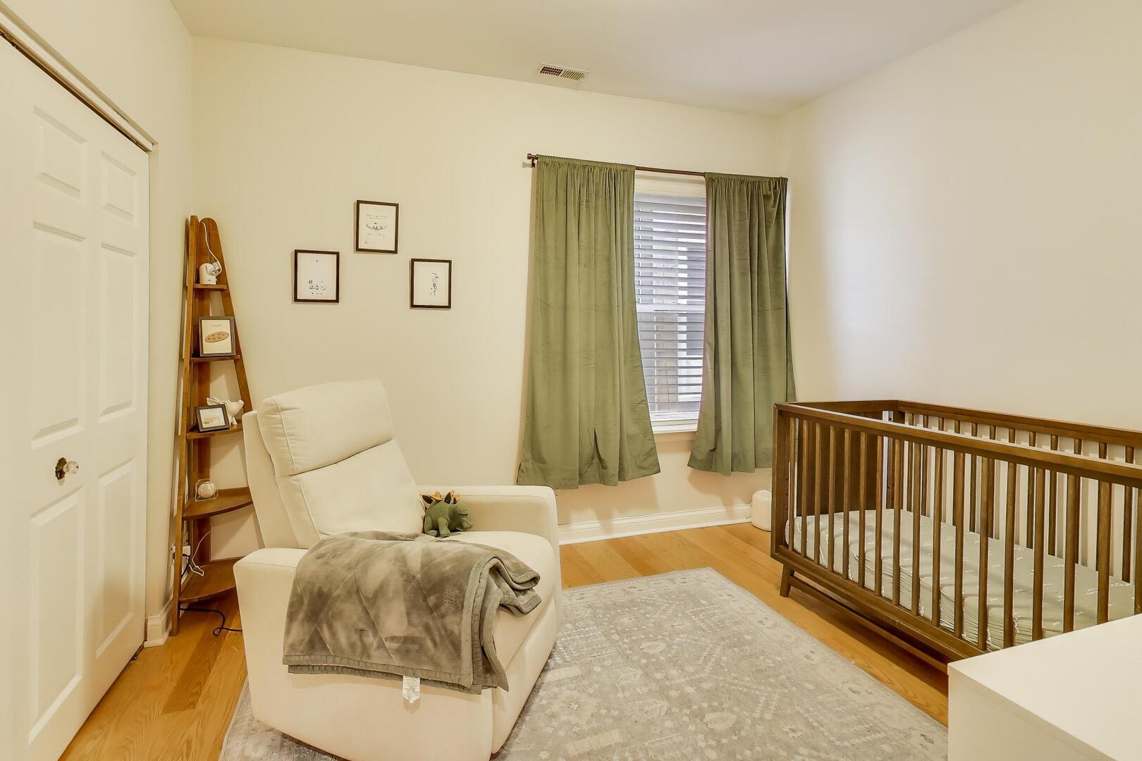 2537 N HAMLIN Avenue Unit: 1S