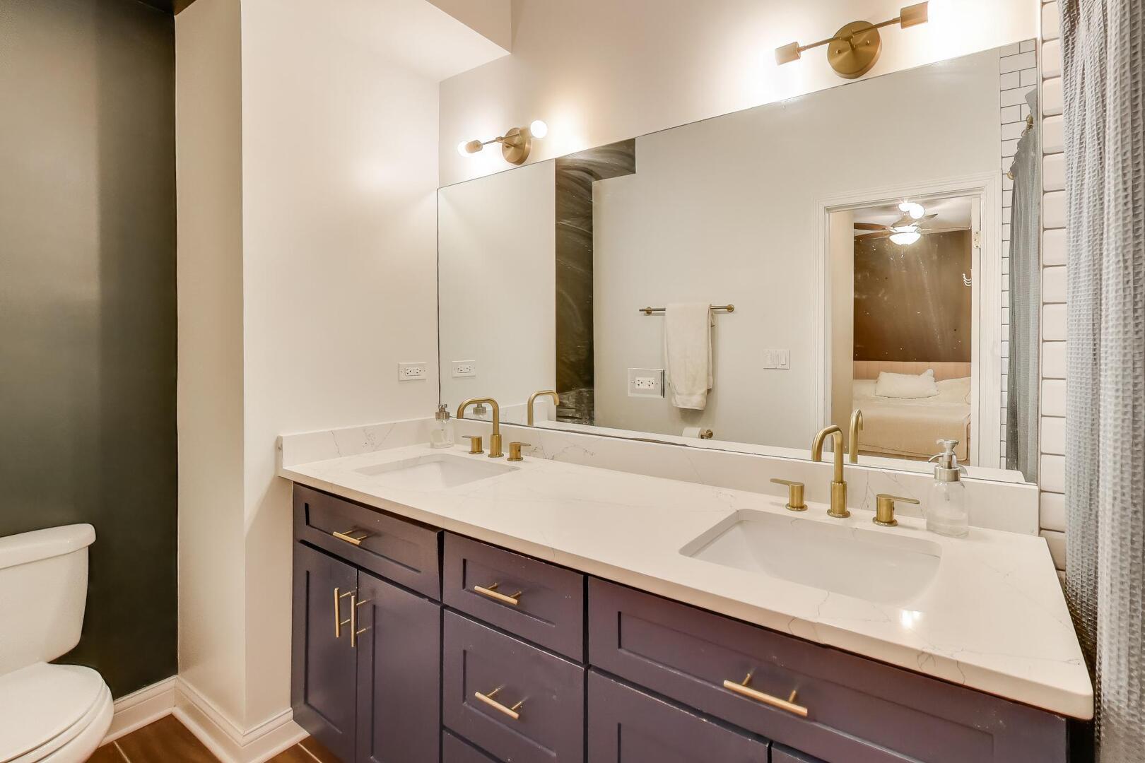 2537 N HAMLIN Avenue Unit: 1S