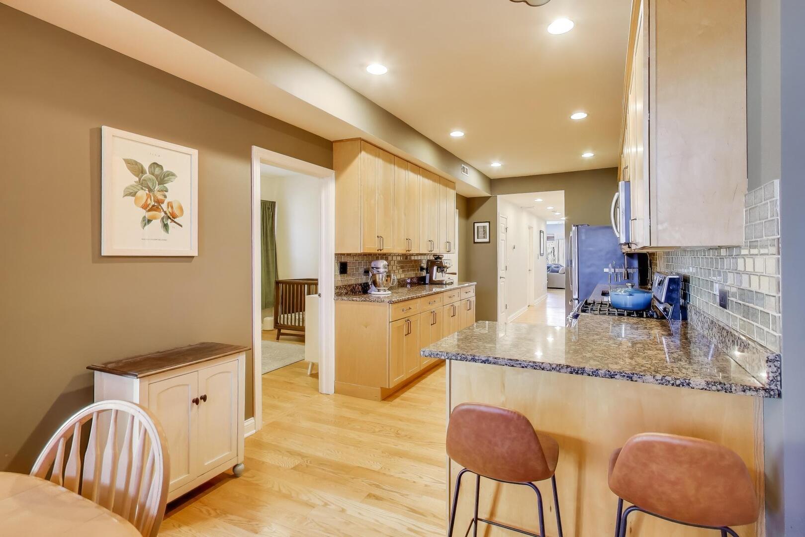 2537 N HAMLIN Avenue Unit: 1S