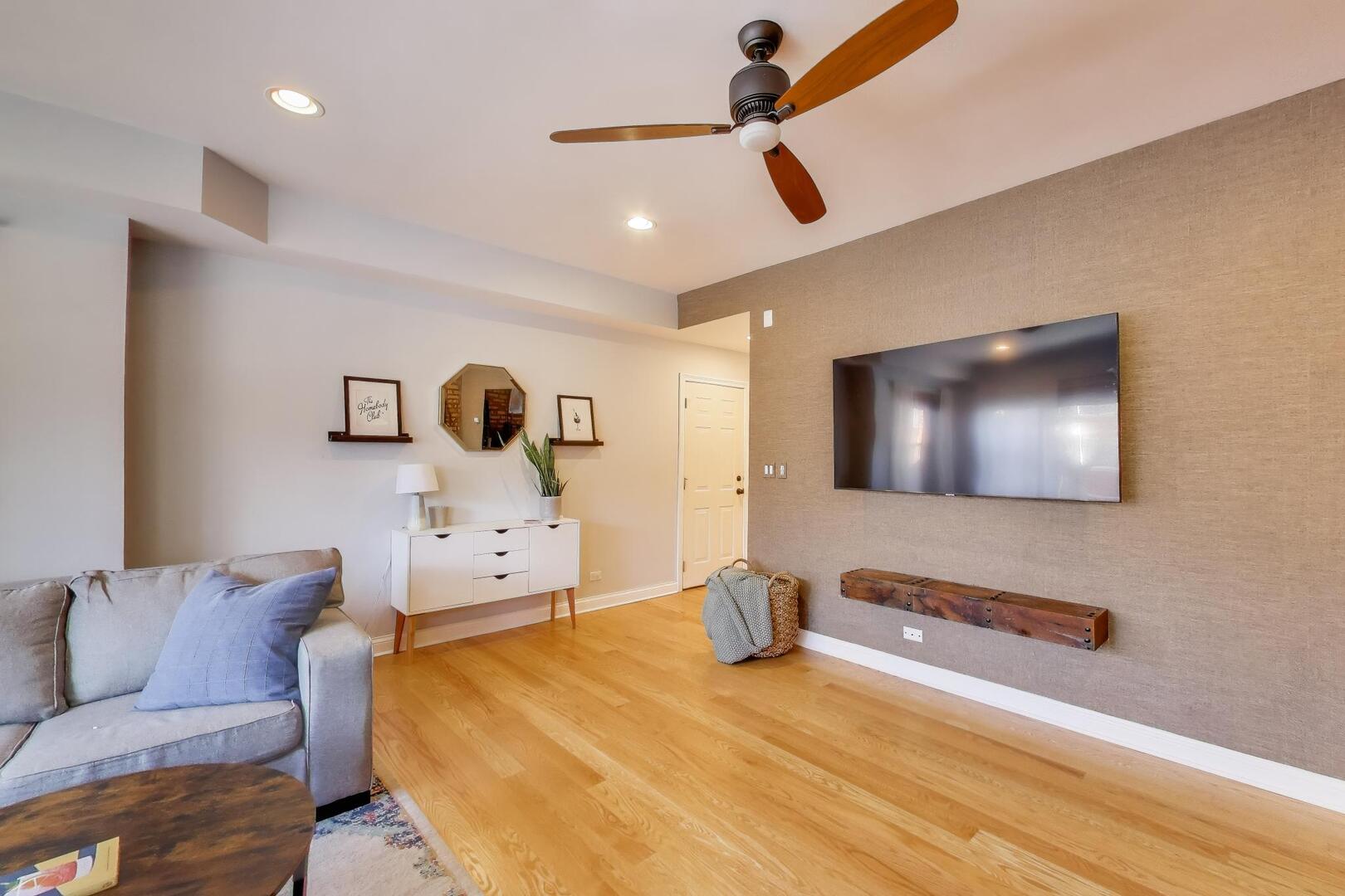 2537 N HAMLIN Avenue Unit: 1S