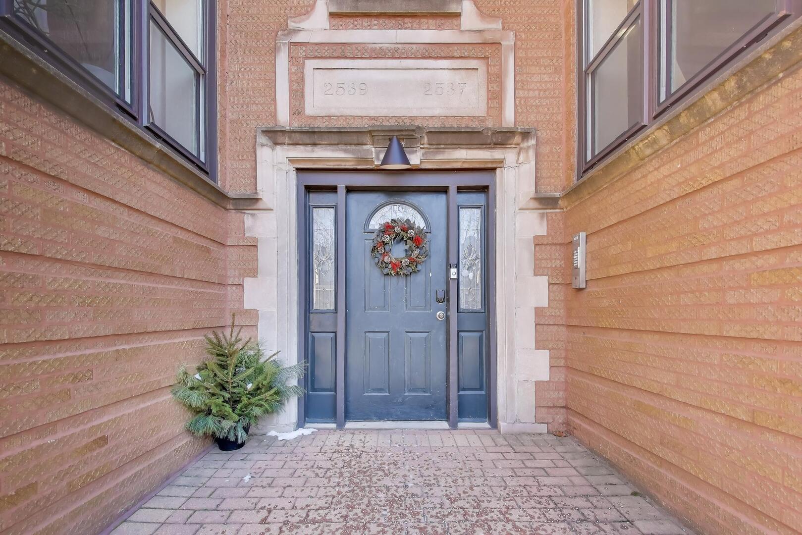 2537 N HAMLIN Avenue Unit: 1S