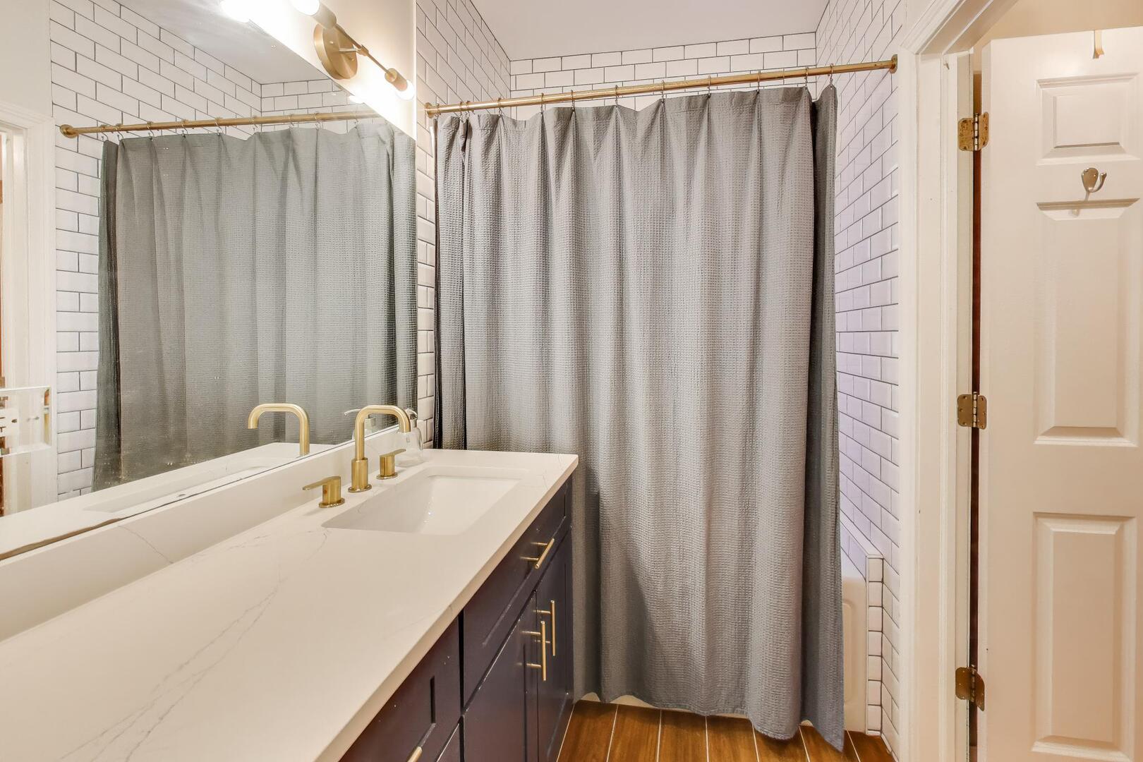 2537 N HAMLIN Avenue Unit: 1S