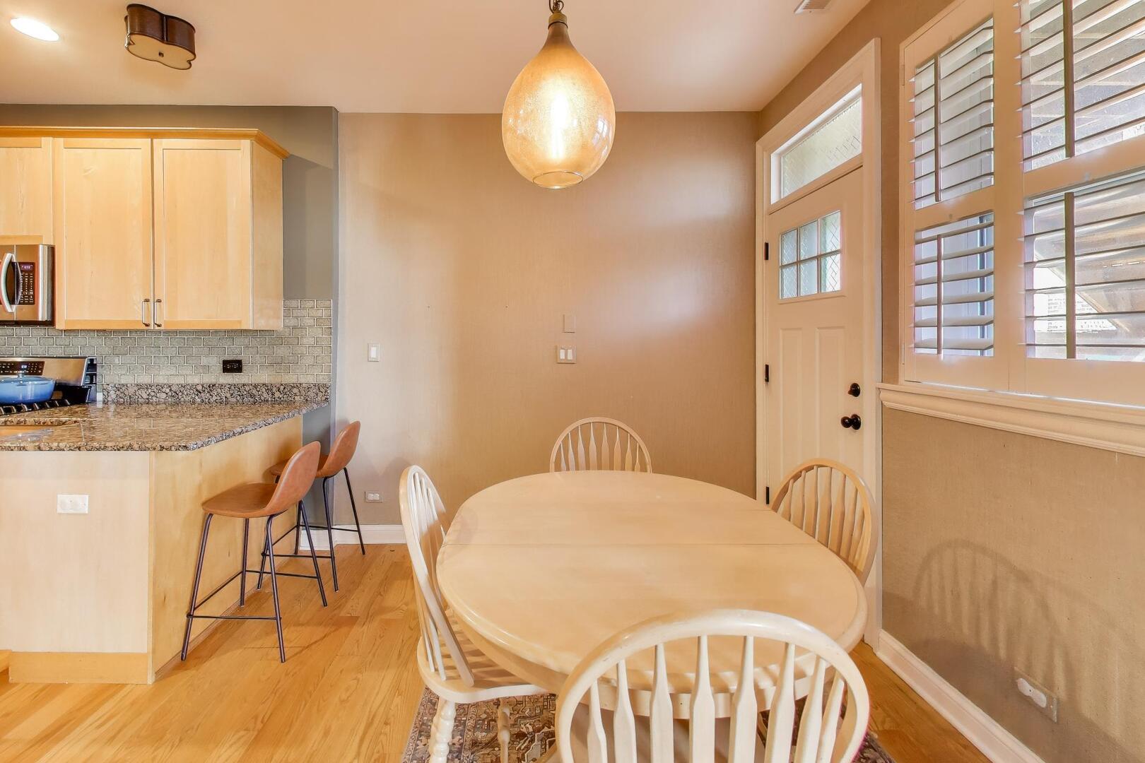 2537 N HAMLIN Avenue Unit: 1S