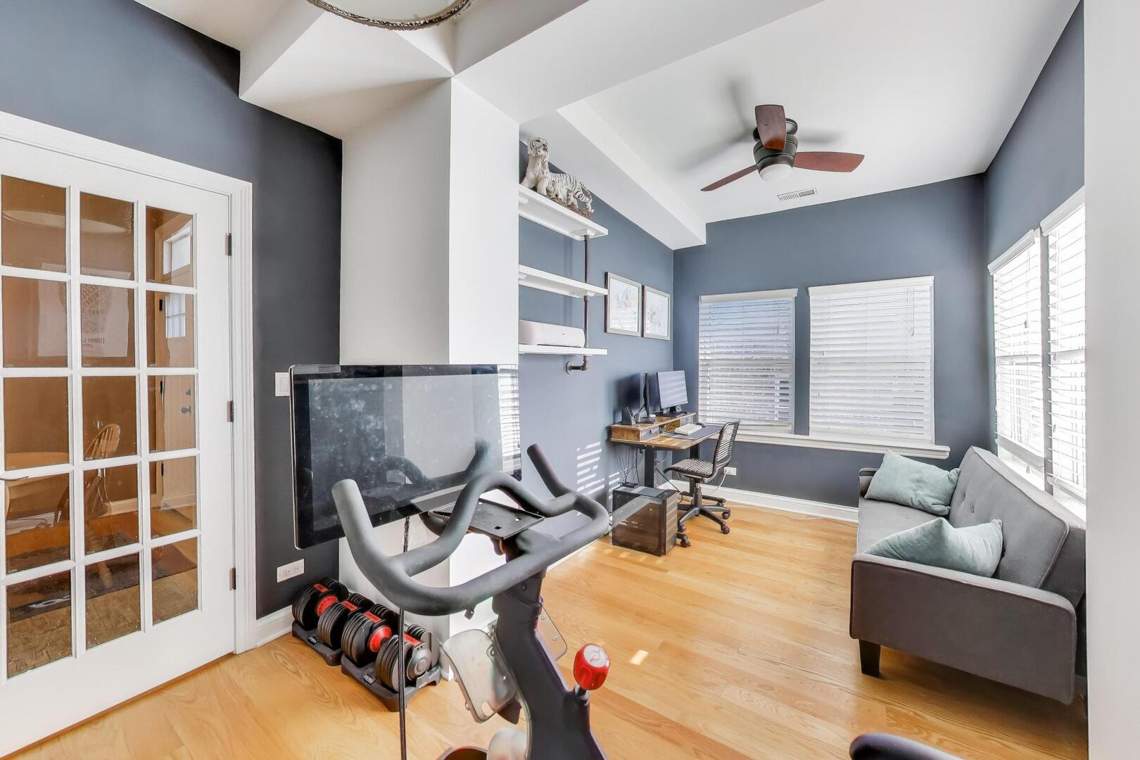 2537 N HAMLIN Avenue Unit: 1S