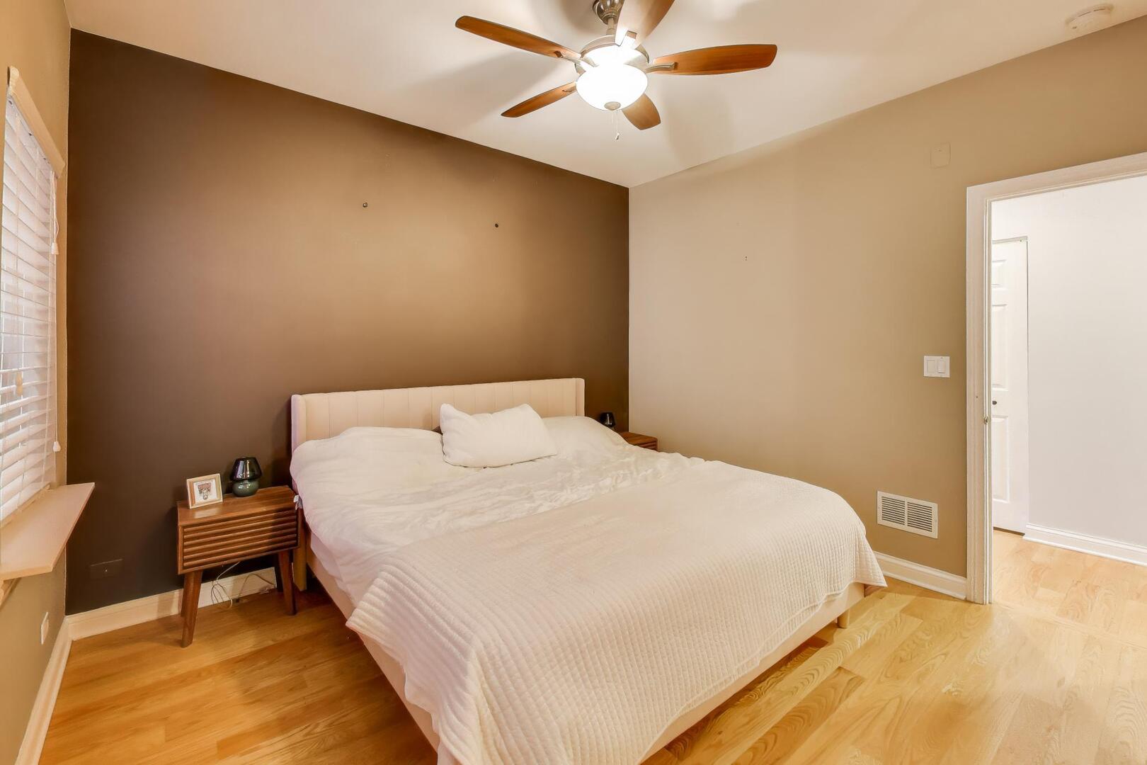 2537 N HAMLIN Avenue Unit: 1S