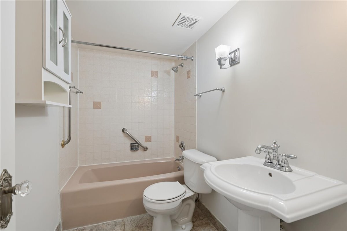 411 Ashland Avenue Unit: 1A