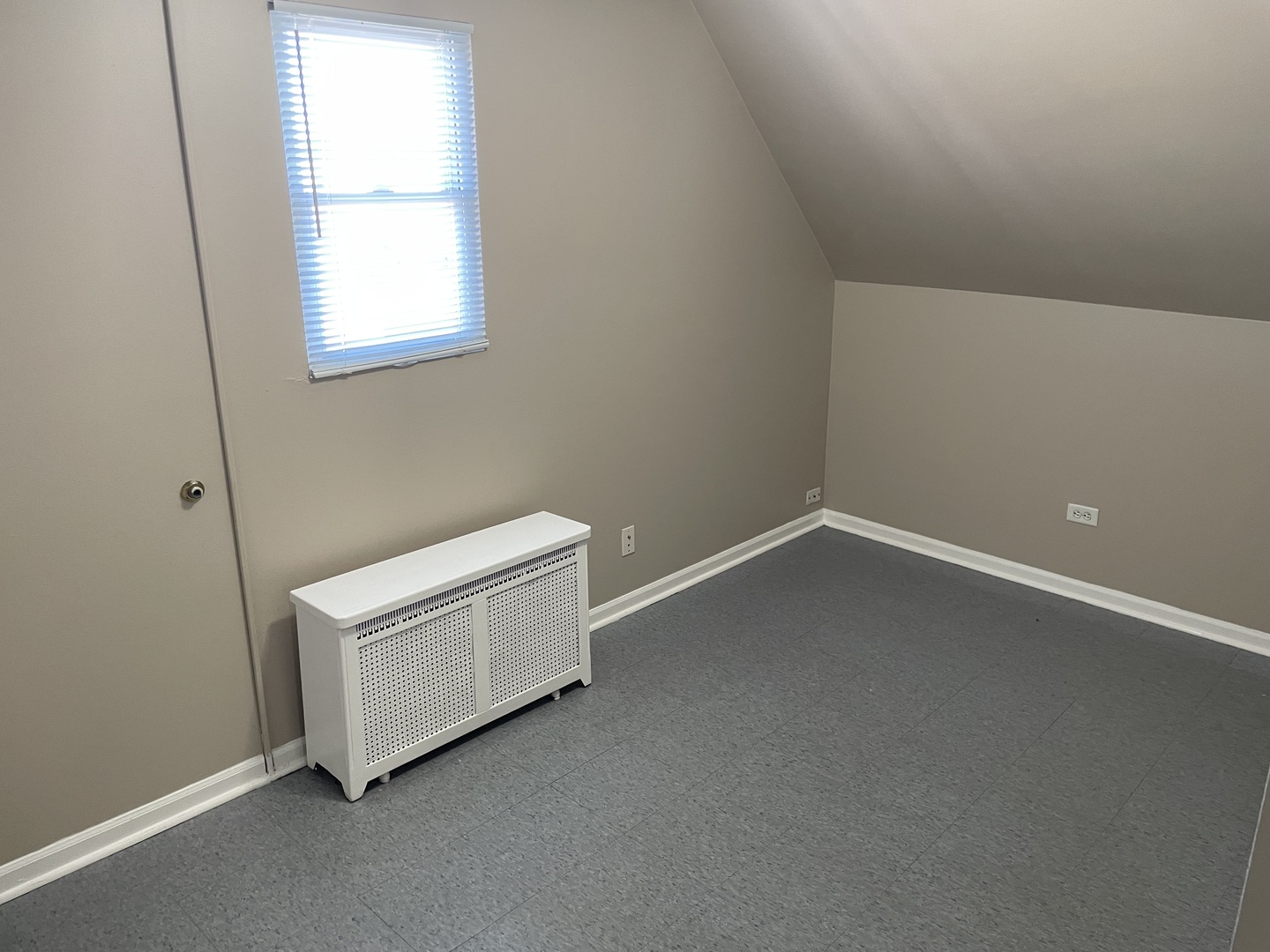 714 Broadway Avenue Unit: REAR