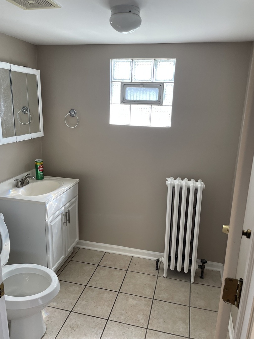 714 Broadway Avenue Unit: REAR