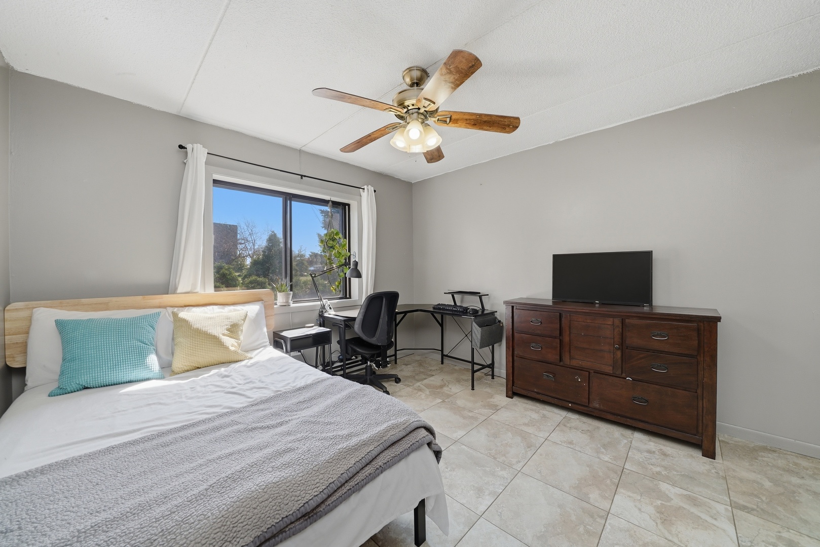 966 N Rohlwing Road Unit: GA
