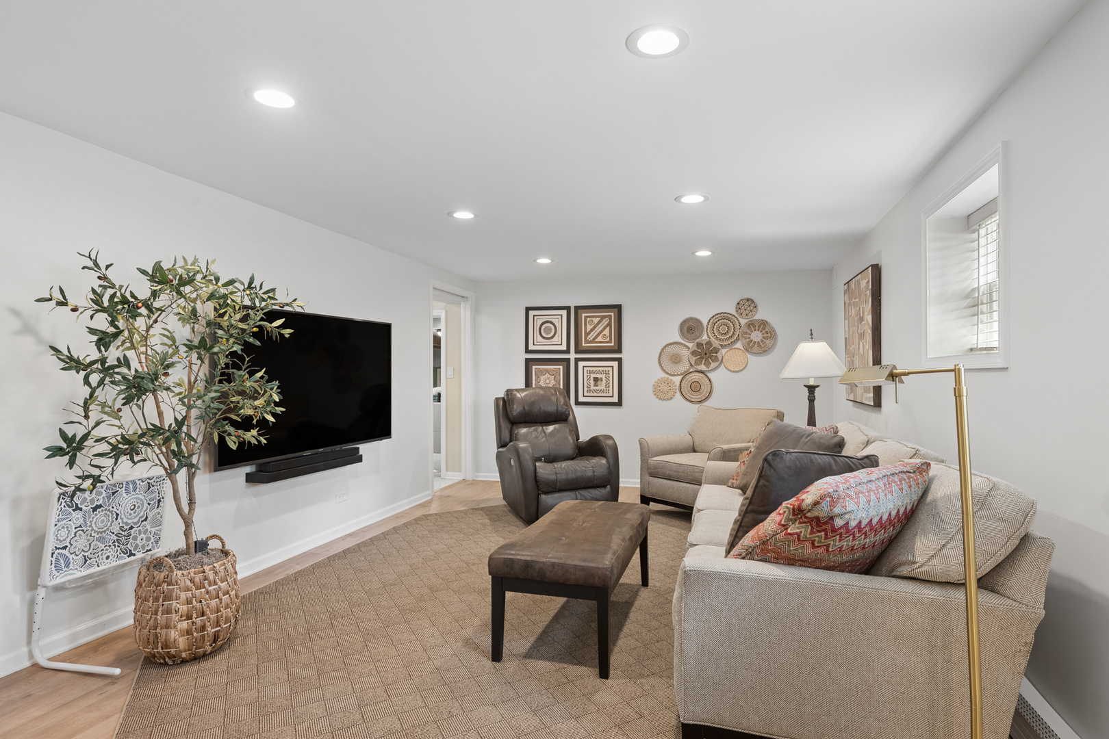 1101 Rossell Avenue