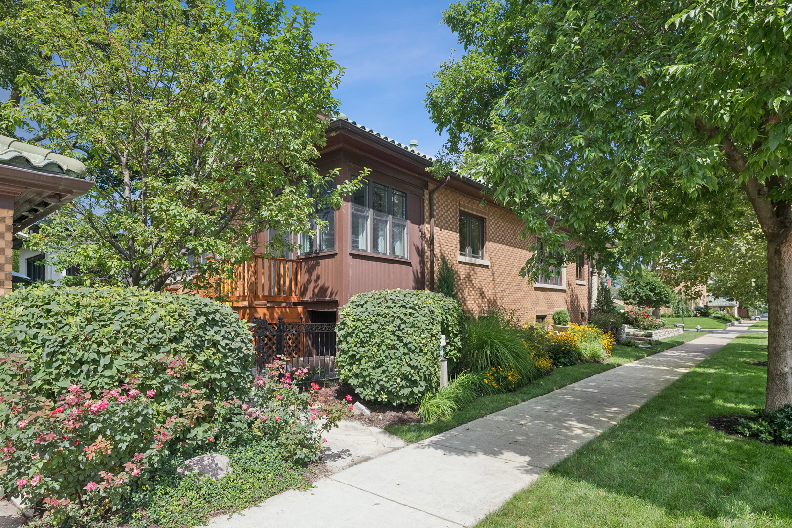 1101 Rossell Avenue