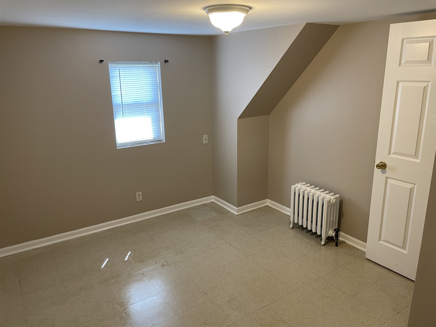 714 Broadway Avenue Unit: REAR