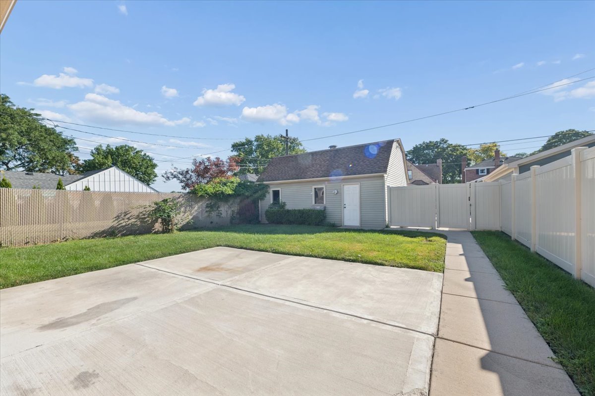 1741 N 76th Court