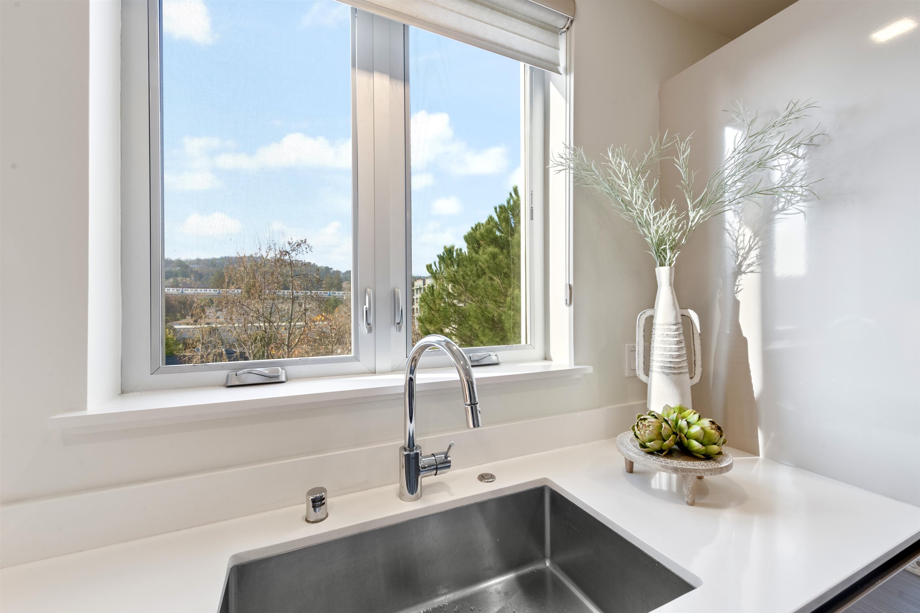 1727 Lacassie Ave # 4A