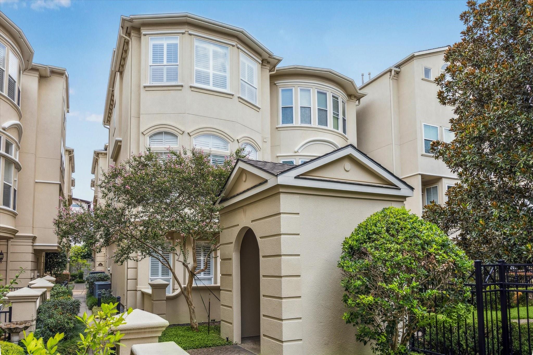 1515 Hyde Park Boulevard # 14
