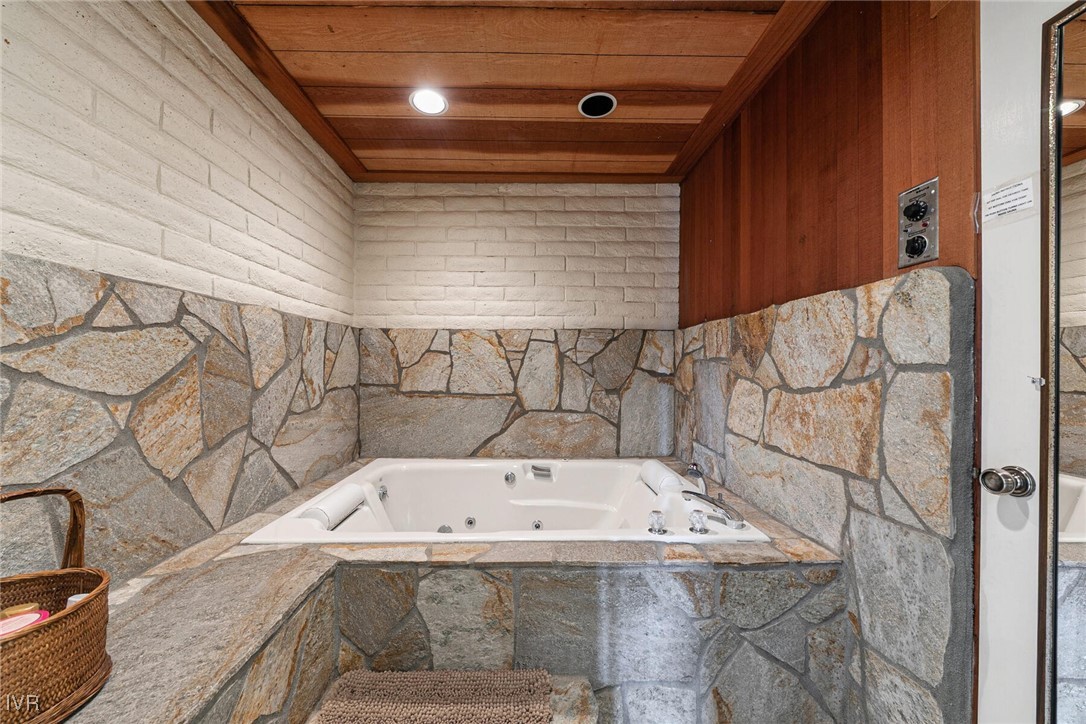 725 Fairview Boulevard 11