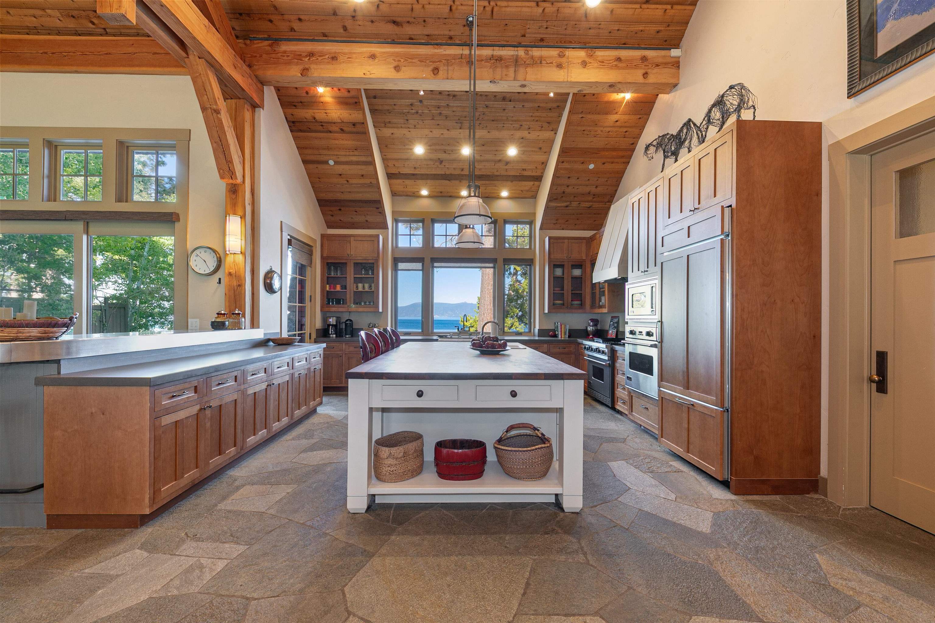 8747 Lakeside Drive