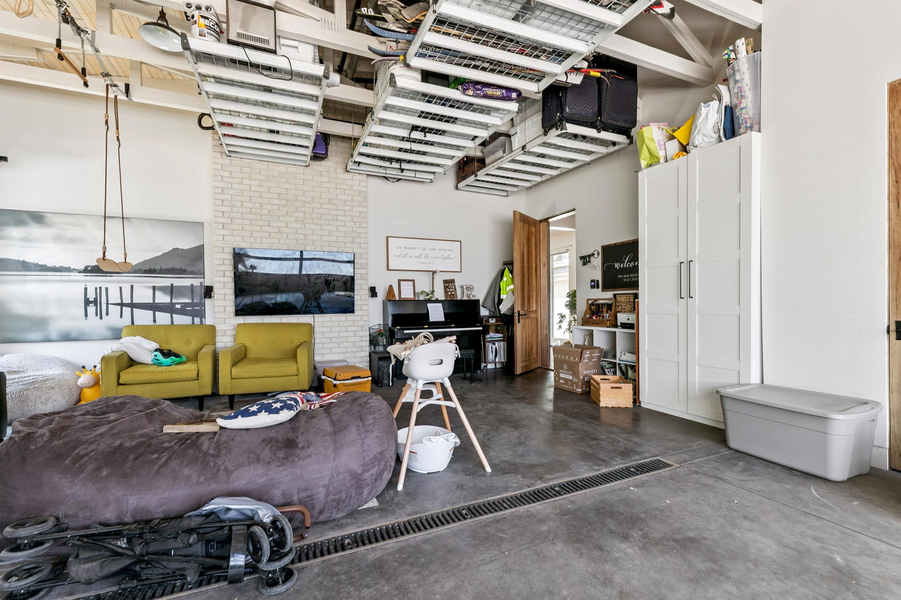 10038 Sierra Avenue