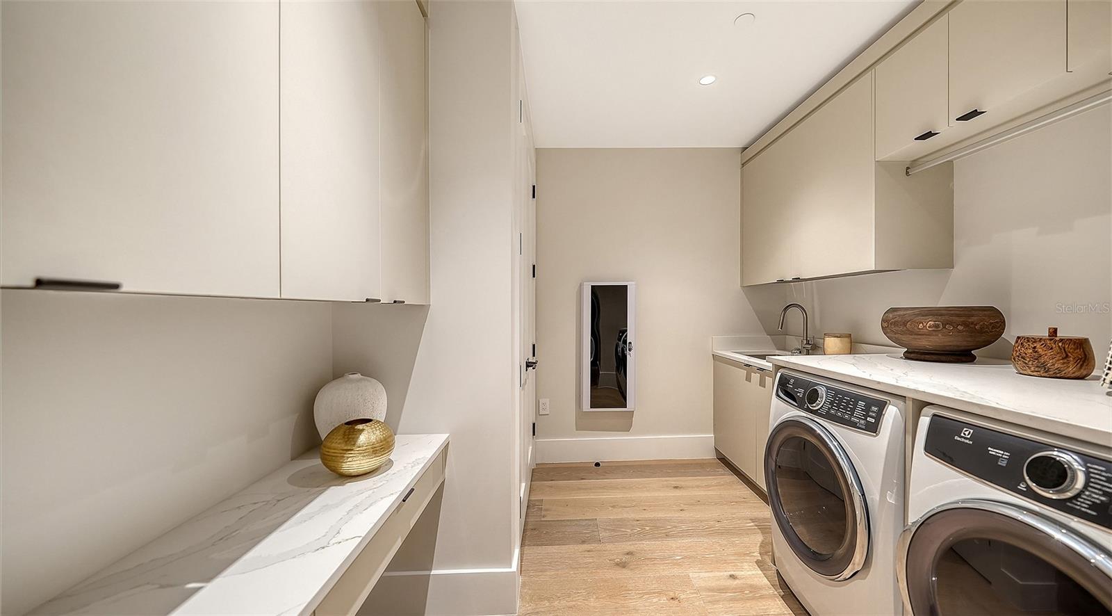 253 GOLDEN GATE PT #701