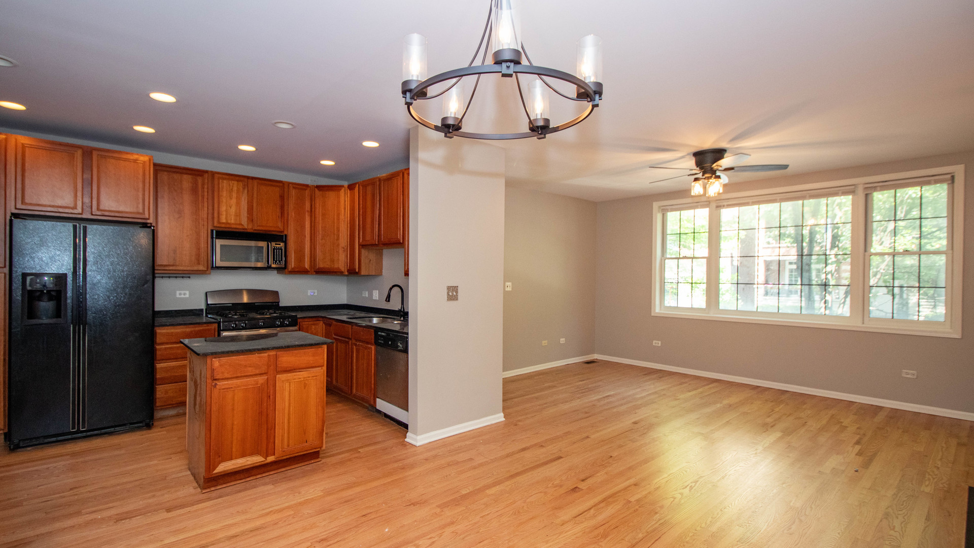 905 W Lawrence Avenue Unit: 1E
