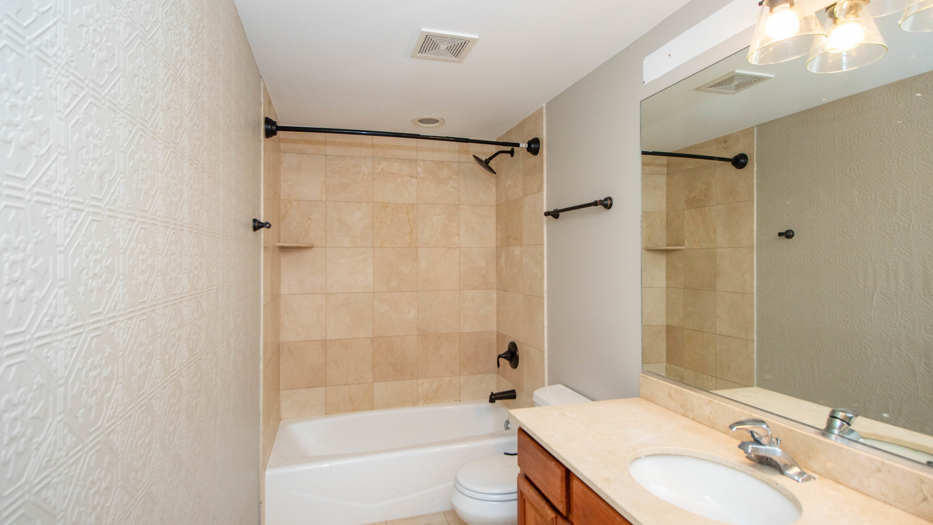 905 W Lawrence Avenue Unit: 1E